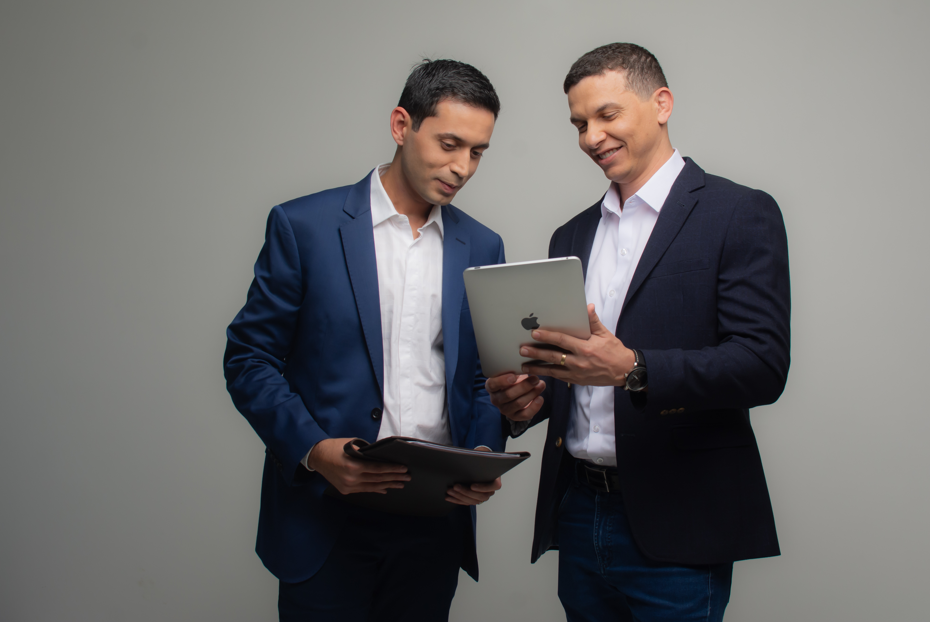 Engenheiros da LU Engenharia analisando checklist digital em tablet, representando a vistoria de recebimento de apartamento