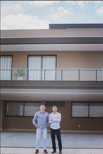 Profissionais da LU Engenharia diante de prédio residencial, representando o projeto de prédio residencial